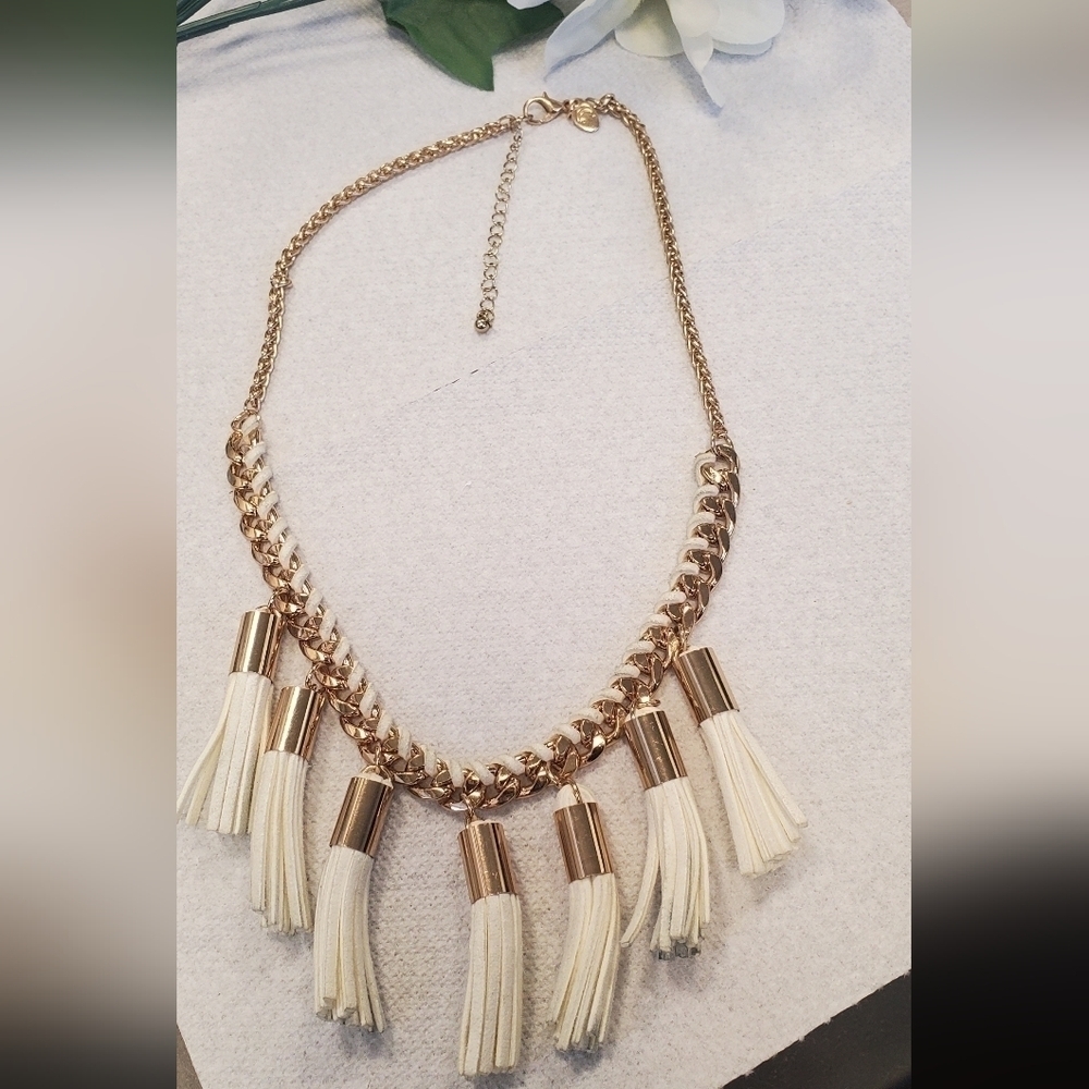 Charming Charlie White n Gold Tassel Necklace🌴